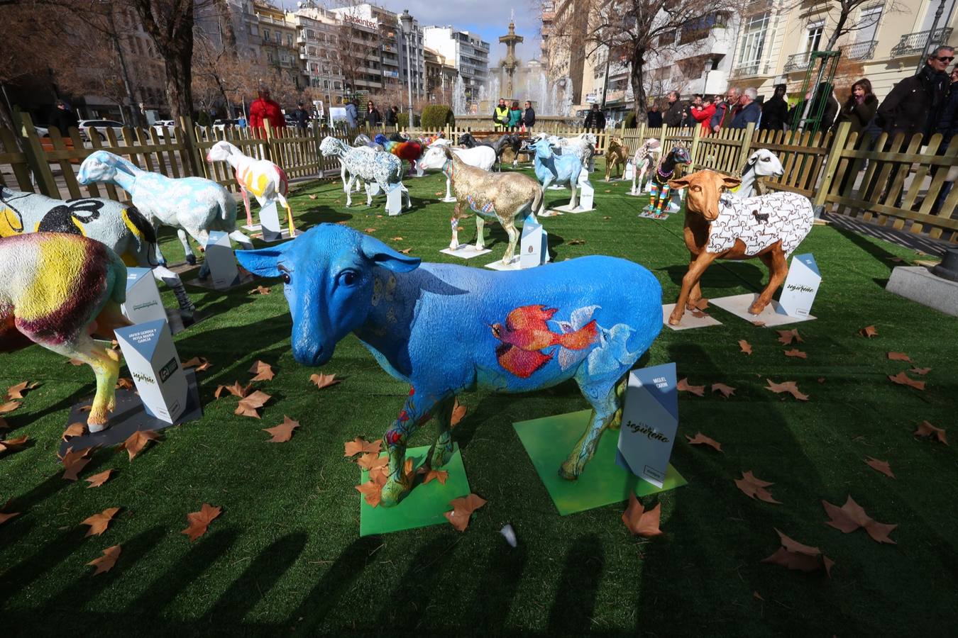 Exposición de más de 20 esculturas de fibra de vidrio en tamaño natural de corderos diseñadas por el escultor Miguel Moreno y decoradas por artistas, una muestra en Puerta Real