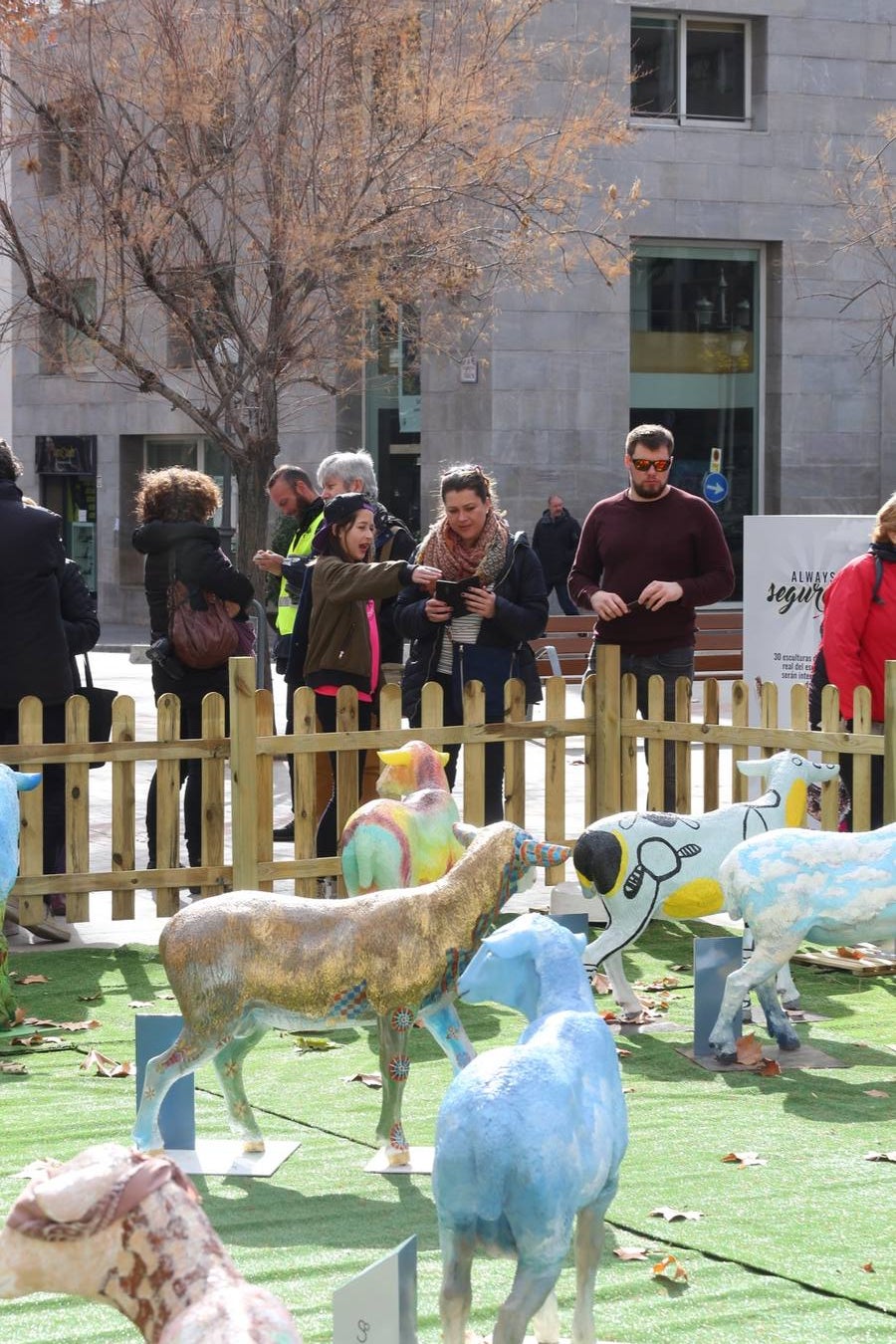 Exposición de más de 20 esculturas de fibra de vidrio en tamaño natural de corderos diseñadas por el escultor Miguel Moreno y decoradas por artistas, una muestra en Puerta Real