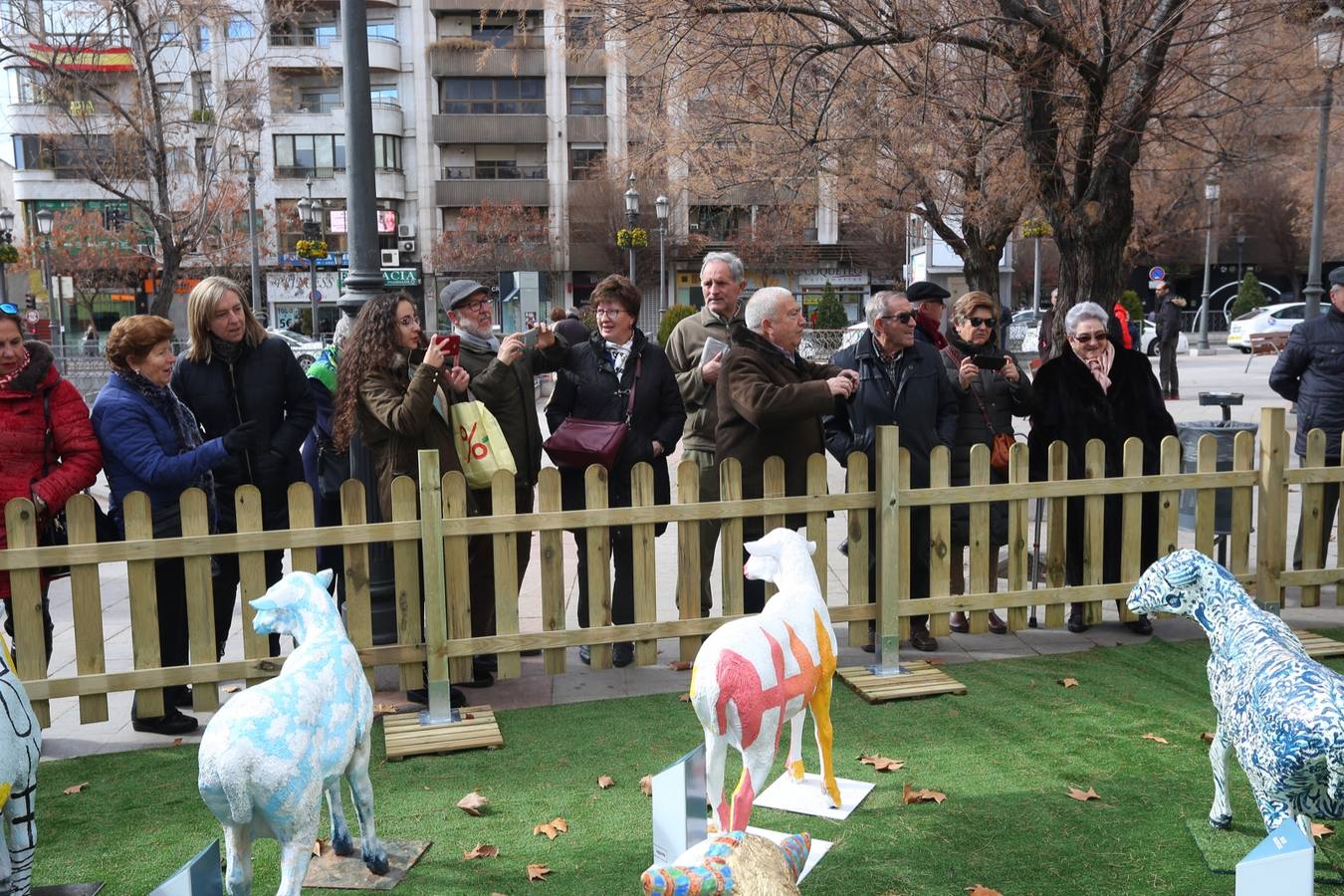 Exposición de más de 20 esculturas de fibra de vidrio en tamaño natural de corderos diseñadas por el escultor Miguel Moreno y decoradas por artistas, una muestra en Puerta Real