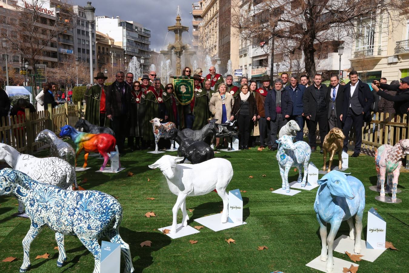 Exposición de más de 20 esculturas de fibra de vidrio en tamaño natural de corderos diseñadas por el escultor Miguel Moreno y decoradas por artistas, una muestra en Puerta Real