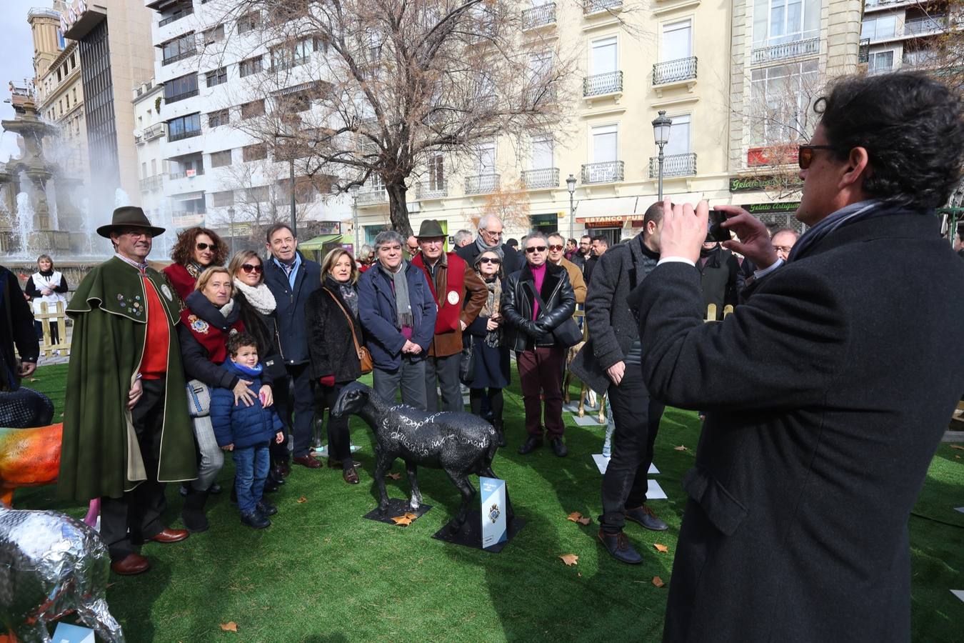Exposición de más de 20 esculturas de fibra de vidrio en tamaño natural de corderos diseñadas por el escultor Miguel Moreno y decoradas por artistas, una muestra en Puerta Real
