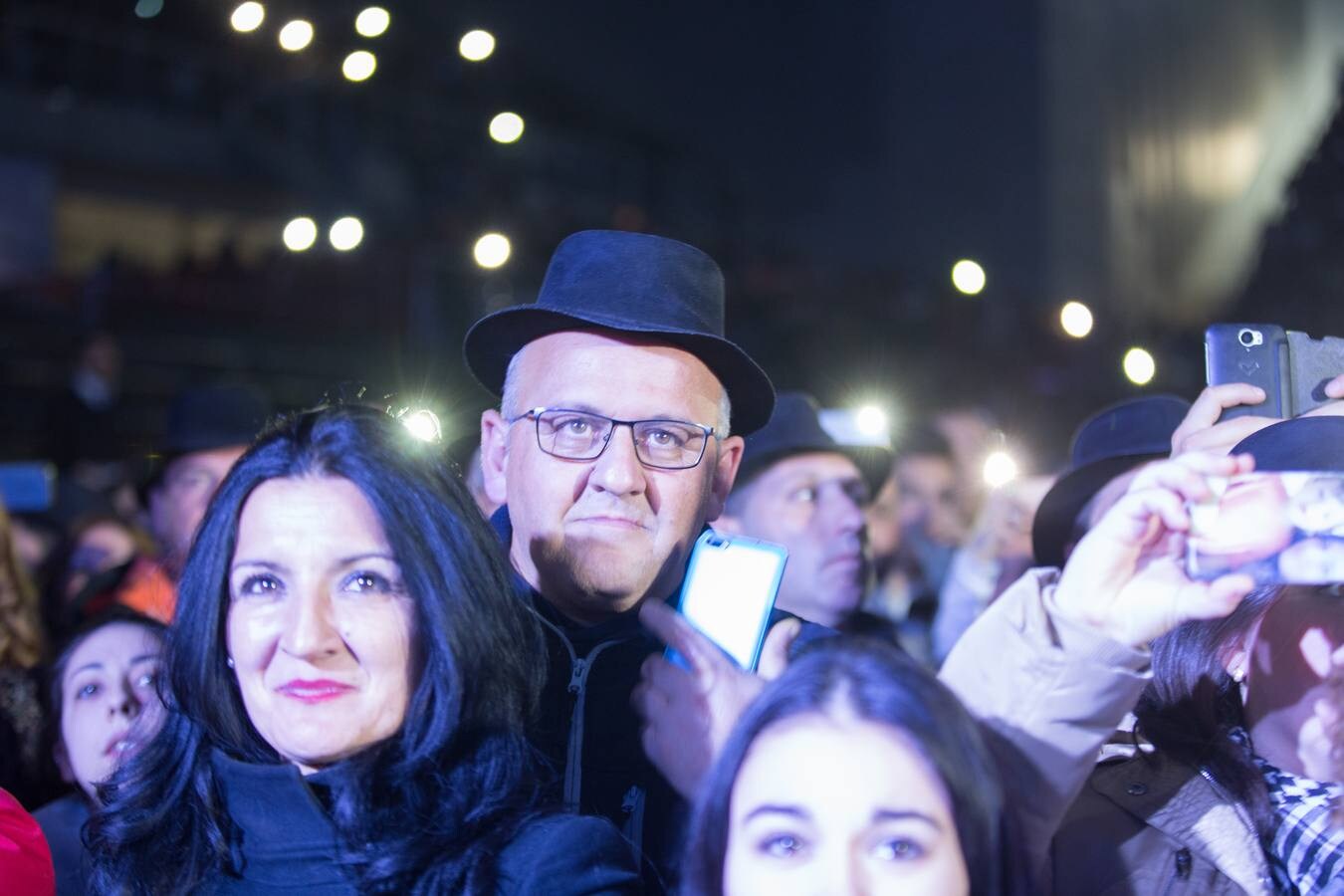 Dos horas de fusión flamenca y rock andaluz dejaron atrás el aguacero que empapó al público poco antes del inicio del concierto