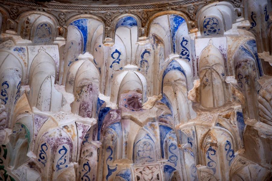 El Patronato de la Alhambra ha terminado tras dos años de intenso trabajo la restauración del Templete Oriental del Patio de los Leones, una edificación de pequeñas dimensiones que junto al gemelo del mismo patio representan los dos únicos ataujerados que se conservan en el mundo