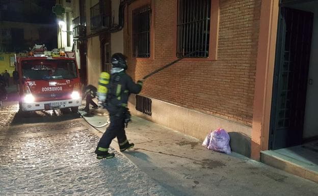 Rescatan a un joven semiinconsciente en el incendio de una vivienda en Jaén