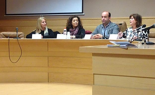 La Diputación de Jaén impulsa en 18 municipios la Escuela de Madres y Padres para apoyar a las familias