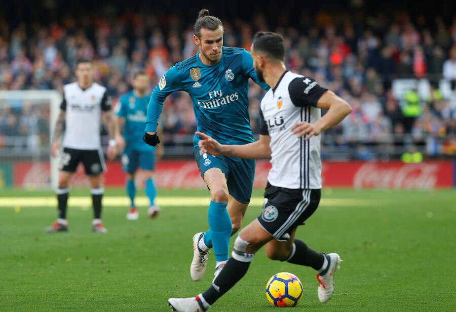 El Real Madrid venció a domicilio por 1-4 al Valencia en Mestalla en la jornada 21 del campeonato liguero. Cristiano anotó un doblete de penalti y Mina recortó distancias pero los goles de Marcelo y Kroos terminaron por dar la victoria al cuadro blanco.