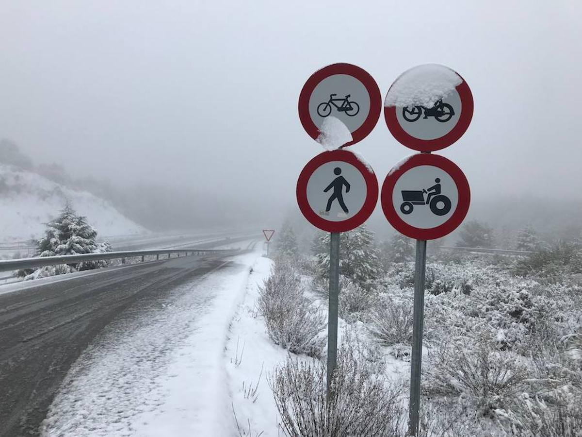 Cortes de carreteras y postales blancas tras un temporal de nieve