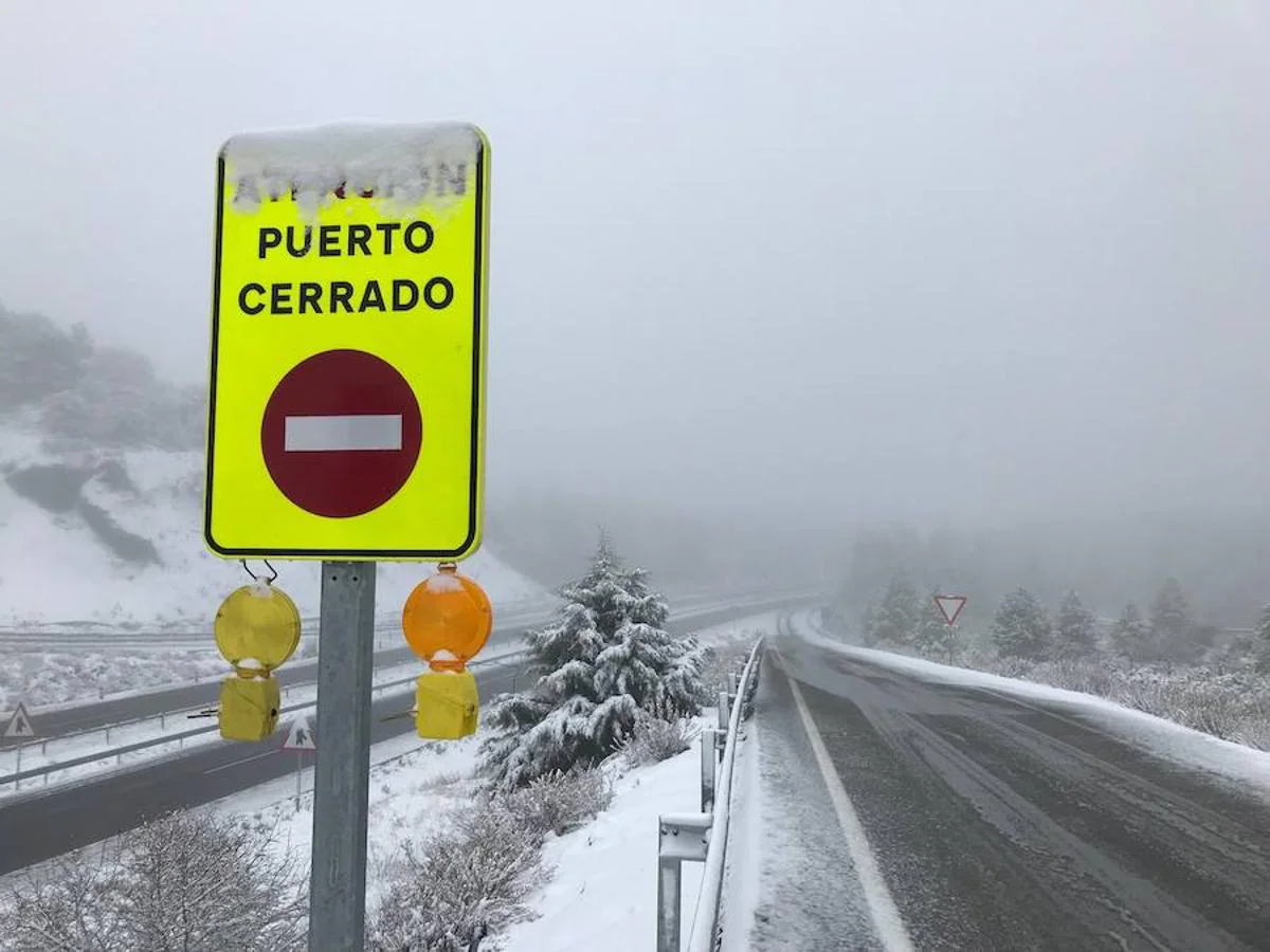 Cortes de carreteras y postales blancas tras un temporal de nieve