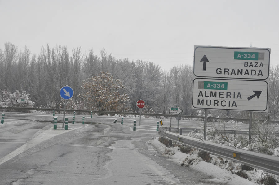 Cortes de carreteras y postales blancas tras un temporal de nieve