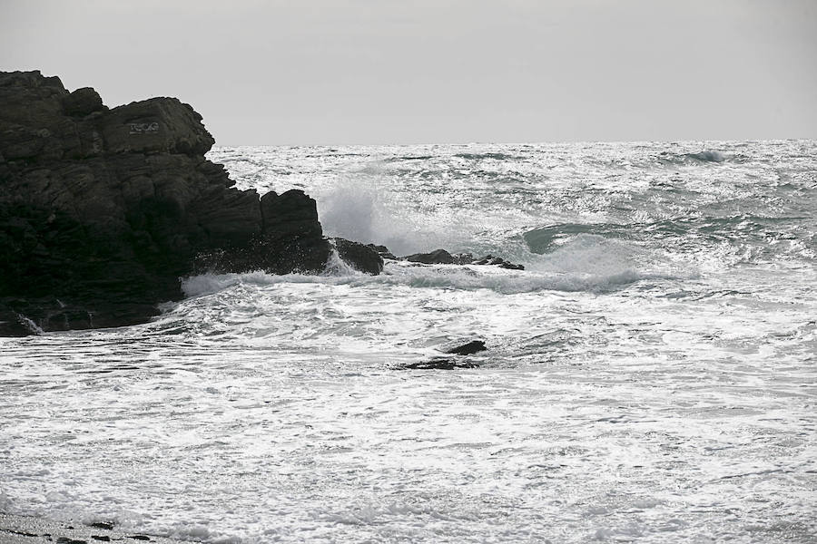 El temporal vuelve a sacudir a la Costa de Granada, aunque por el momento aún no ha causado grandes destrozos en las playas ni ha borrado con el viento la arena. Grandes olas en Almuñécar.