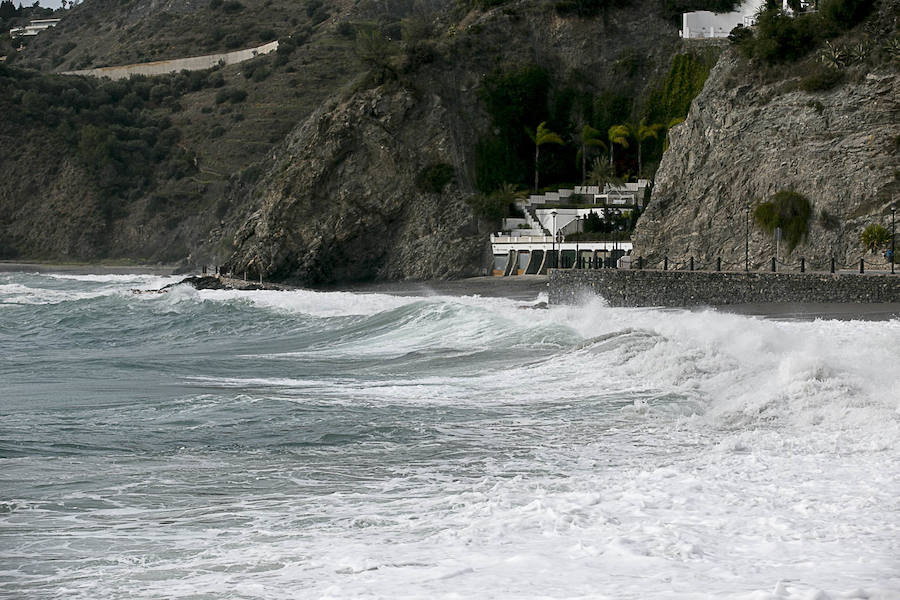 El temporal vuelve a sacudir a la Costa de Granada, aunque por el momento aún no ha causado grandes destrozos en las playas ni ha borrado con el viento la arena. Grandes olas en Almuñécar.