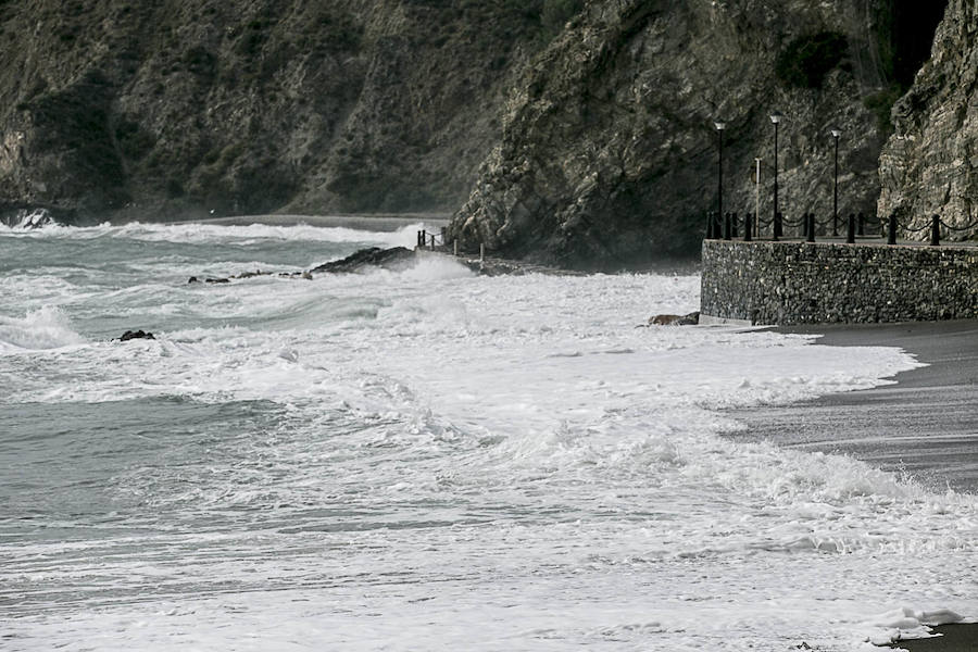 El temporal vuelve a sacudir a la Costa de Granada, aunque por el momento aún no ha causado grandes destrozos en las playas ni ha borrado con el viento la arena. Grandes olas en Almuñécar.