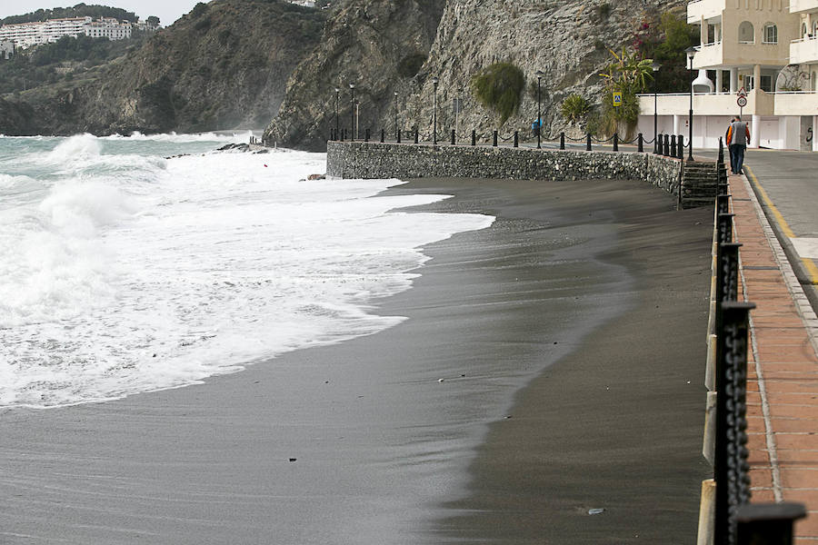 El temporal vuelve a sacudir a la Costa de Granada, aunque por el momento aún no ha causado grandes destrozos en las playas ni ha borrado con el viento la arena. Grandes olas en Almuñécar.