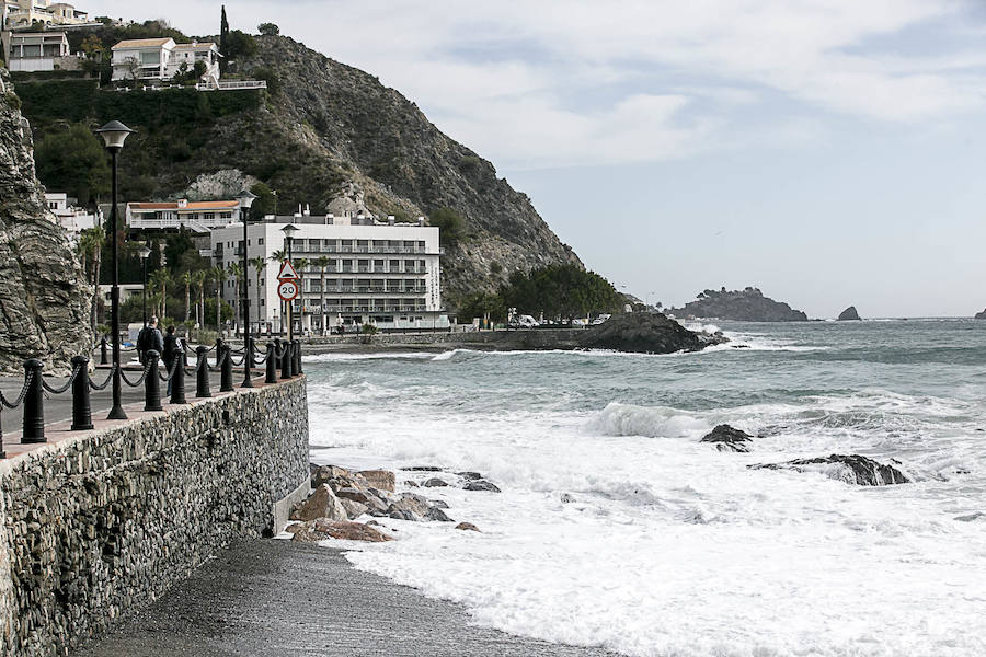 El temporal vuelve a sacudir a la Costa de Granada, aunque por el momento aún no ha causado grandes destrozos en las playas ni ha borrado con el viento la arena. Grandes olas en Almuñécar.