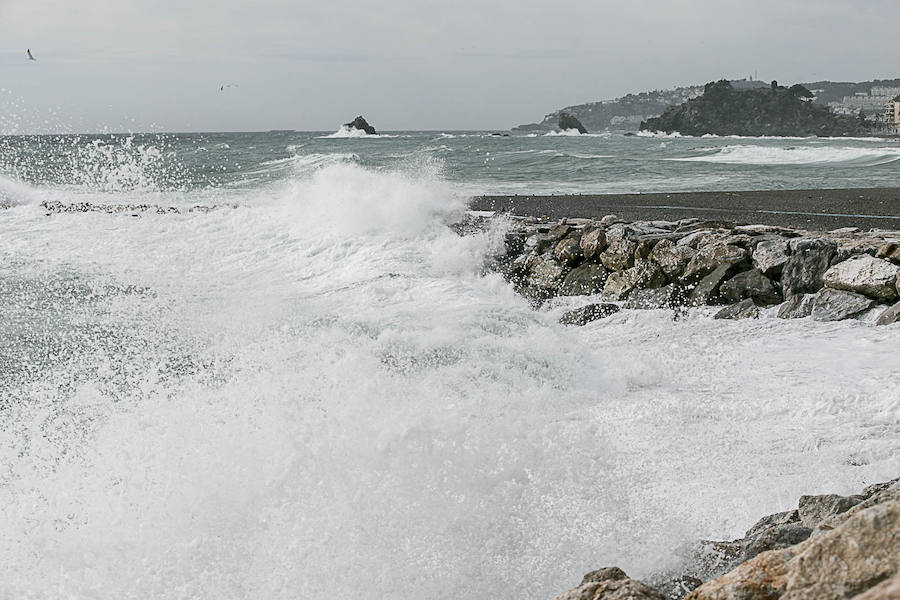 El temporal vuelve a sacudir a la Costa de Granada, aunque por el momento aún no ha causado grandes destrozos en las playas ni ha borrado con el viento la arena. Grandes olas en Almuñécar.