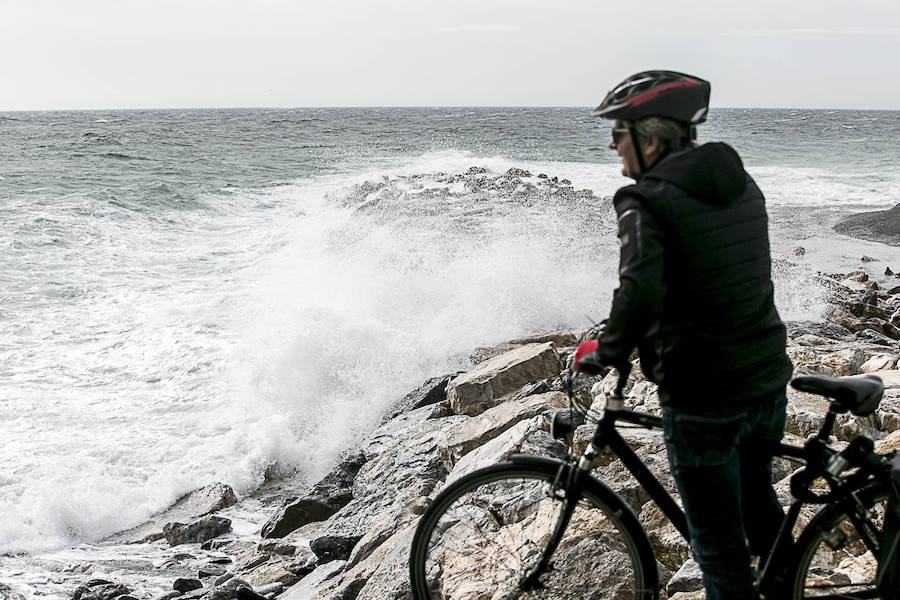 El temporal vuelve a sacudir a la Costa de Granada, aunque por el momento aún no ha causado grandes destrozos en las playas ni ha borrado con el viento la arena. Grandes olas en Almuñécar.