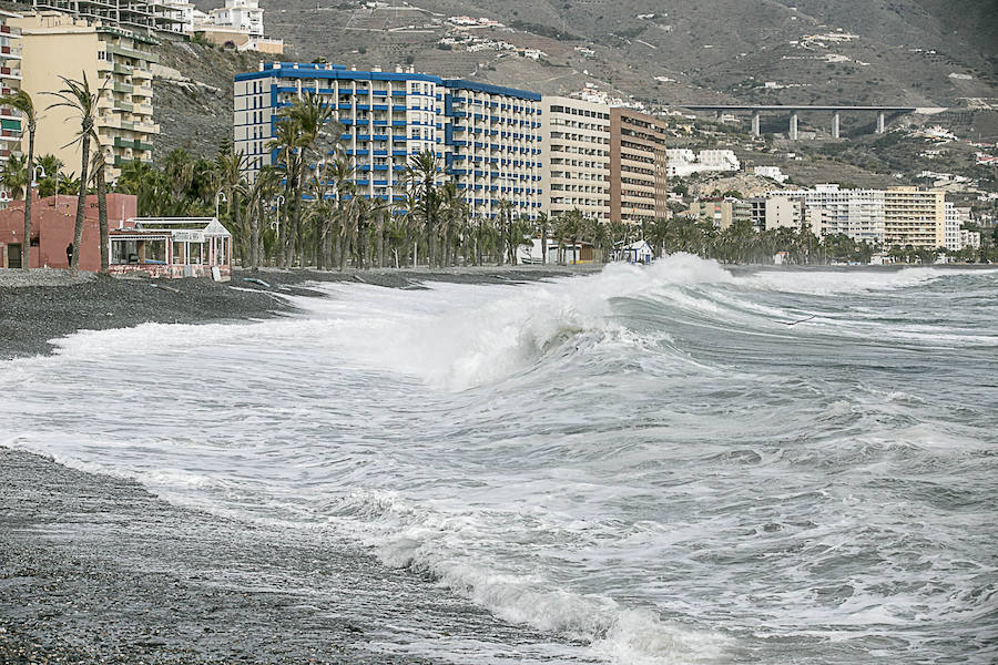 El temporal vuelve a sacudir a la Costa de Granada, aunque por el momento aún no ha causado grandes destrozos en las playas ni ha borrado con el viento la arena. Grandes olas en Almuñécar.