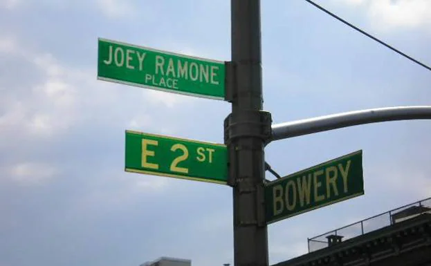 Imagen principal - 1. Placa de Joey Ramone. / 2. David Boiw en Berlín. / 3. Los hermanos Young en Leganés. 