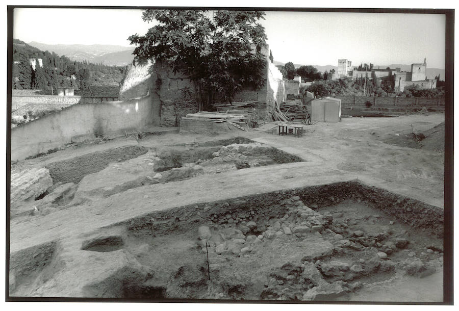 Son los vestigios más antiguos de Granada y están ocultos, actualmente, bajo una capa de grava