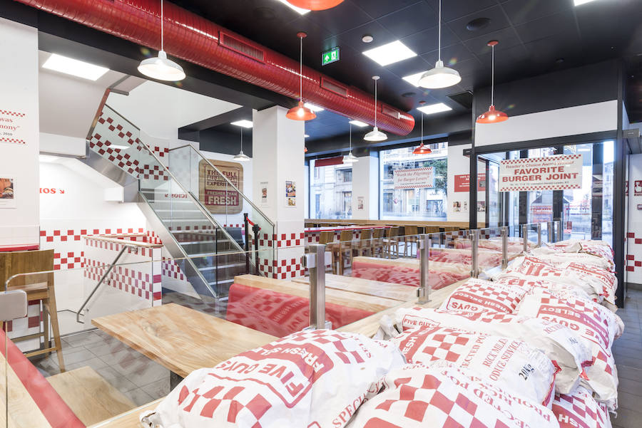 La cadena de hamburgueserías Five Guys, después de triunfar en Madrid, inicia su expansión nacional con su llegada a Granada este mes de marzo. La fecha de la inauguración aún no esta confirmada, pues depende del transcurso de las obras, pero lo que sí sabemos es que tendrá lugar un lunes. Según nos cuenta Daniel Agromayor, Director General de Five Guys para España, Francia y Portugal: "La apertura será un lunes porque es una tradición de la empresa, el día de inauguración todo gira alrededor de los empleados y del producto: mejores hamburguesas y mejores patatas".