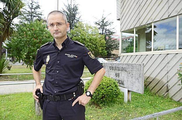 Bernardo de Prado, en 2014. A la derecha, César Blanco, el policía muerto.