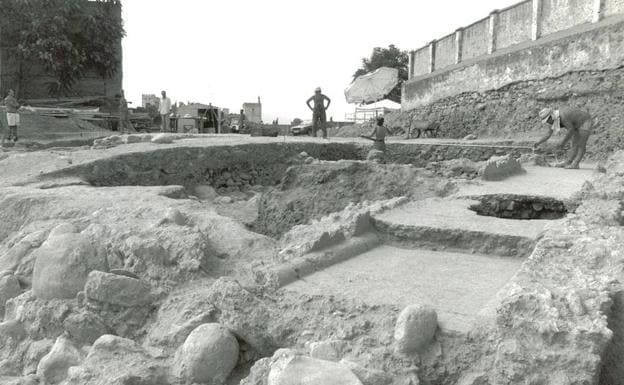 Imagen de los restos de muralla encontrados en la construcción de la Mezquita del Albaicín, en 1997. 