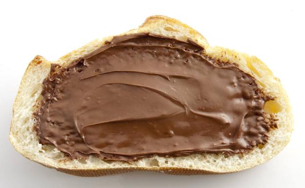 Una rebanada de pan con Nutella.