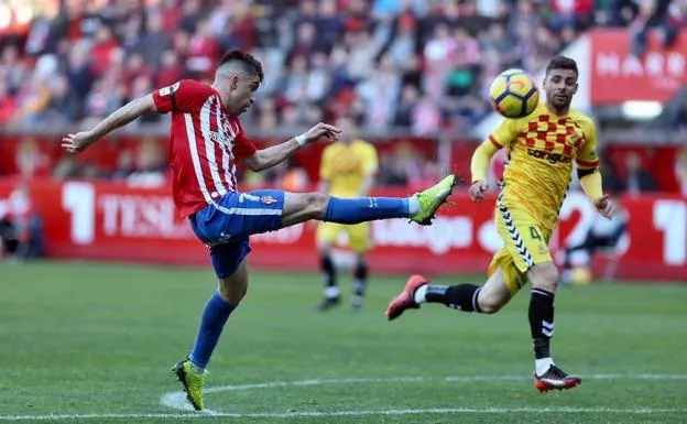 Michael Santos, durante el choque entre Sporting y Gimnàstic.