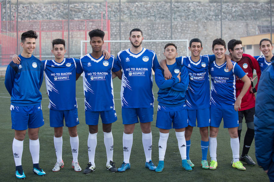 Los futbolistas de la UD Monachil lanzan esta temporada un mensaje muy claro a quienes enturbian los partidos: "No al racismo. Respeto"