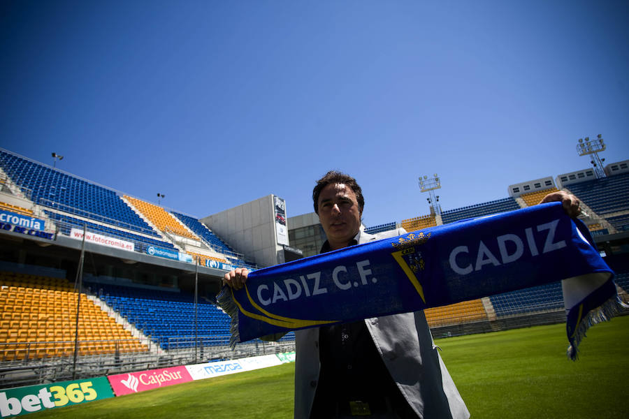 Quique Pina posa con el banderín de del Cádiz CF en el Ramón de Carranza en su presentación como gestor deportivo del club 7 de julio de 2011
