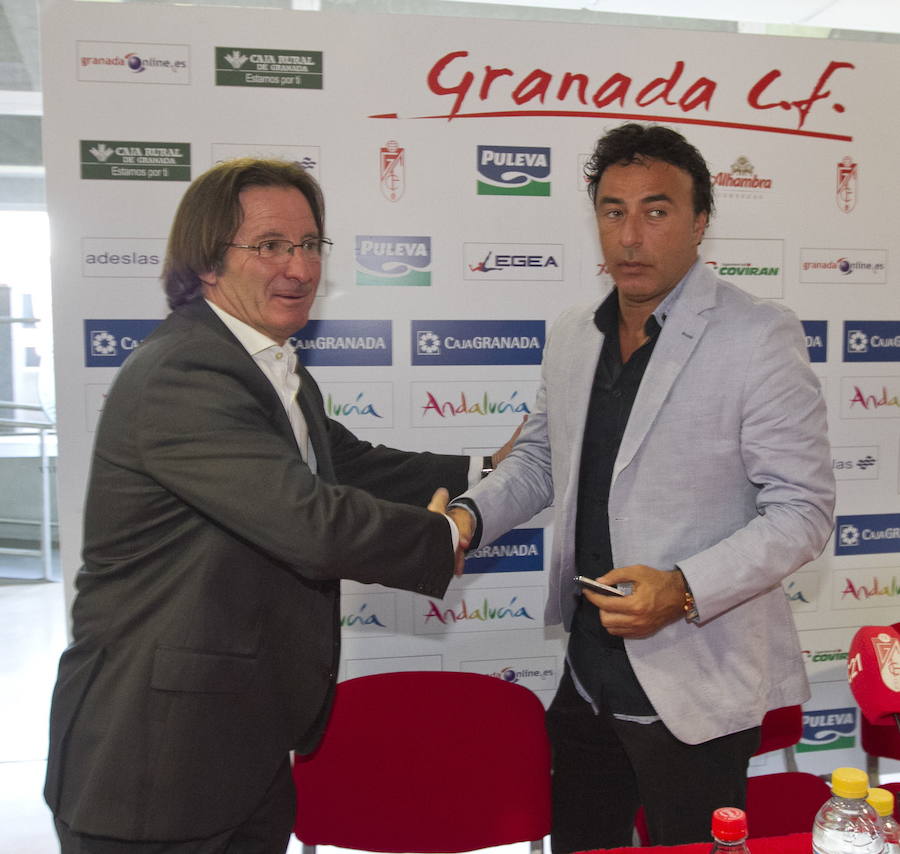 Quique Pina (d), presidente del Granada CF, da la mano a Juan Antonio Albacete Anquela, en su presentación como nuevo entrenador del club para la temporada 2012/2013 21 de junio de 2012