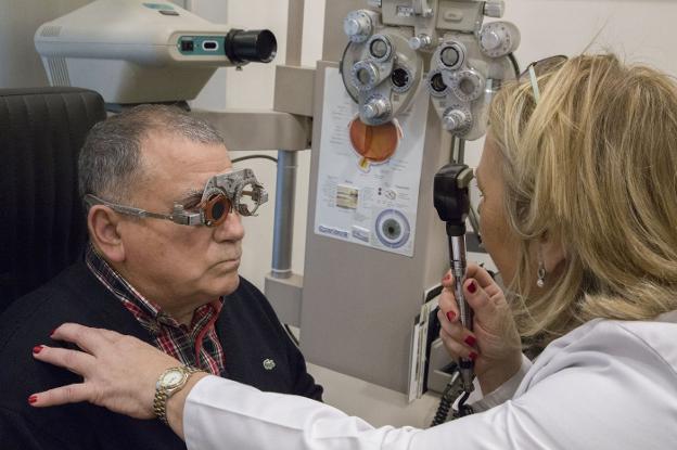 Un enfermo de párkinson prueba una terapia para mejorar su visión. 
