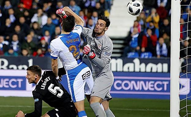  Siovas anota ante Sergio Rico. 