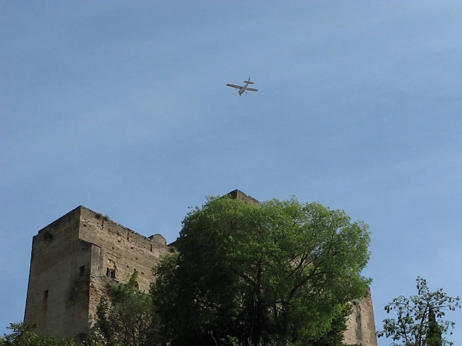 Este vecino del Albaicín, piloto privado, tiene una colección de imágenes de avionetas y helicóptero sobrevolando el monumento.