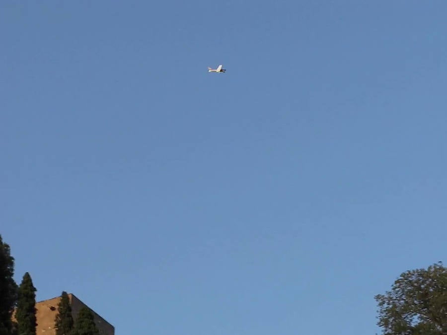 Este vecino del Albaicín, piloto privado, tiene una colección de imágenes de avionetas y helicóptero sobrevolando el monumento.