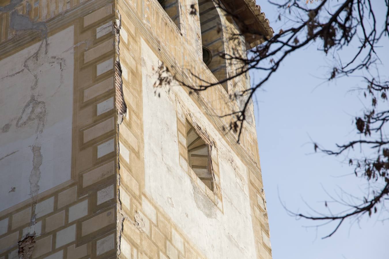 Los paramentos de la torre de la iglesia de San Cecilio están a punto de caerse