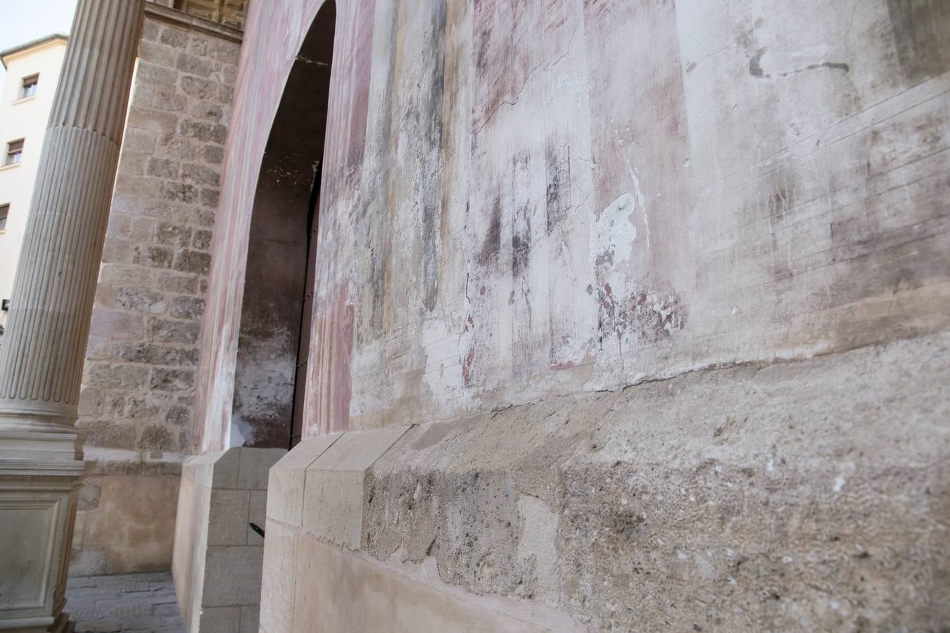 Los dibujos de la fachada de la iglesia de Santo Domingo están muy deteriorados