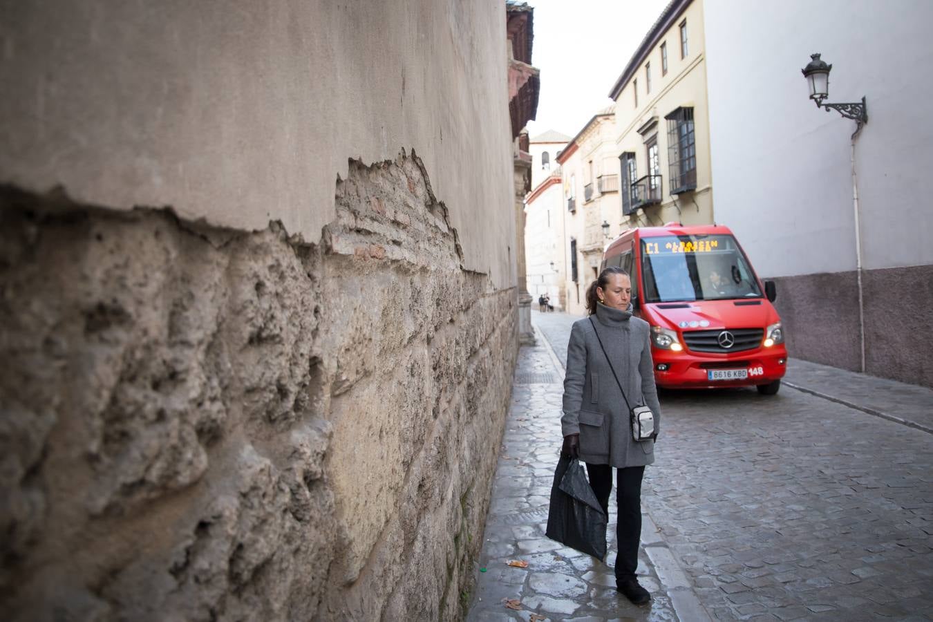 Deterioro de la fachada de San Pedro y San Pablo, en la Carrera del Darro