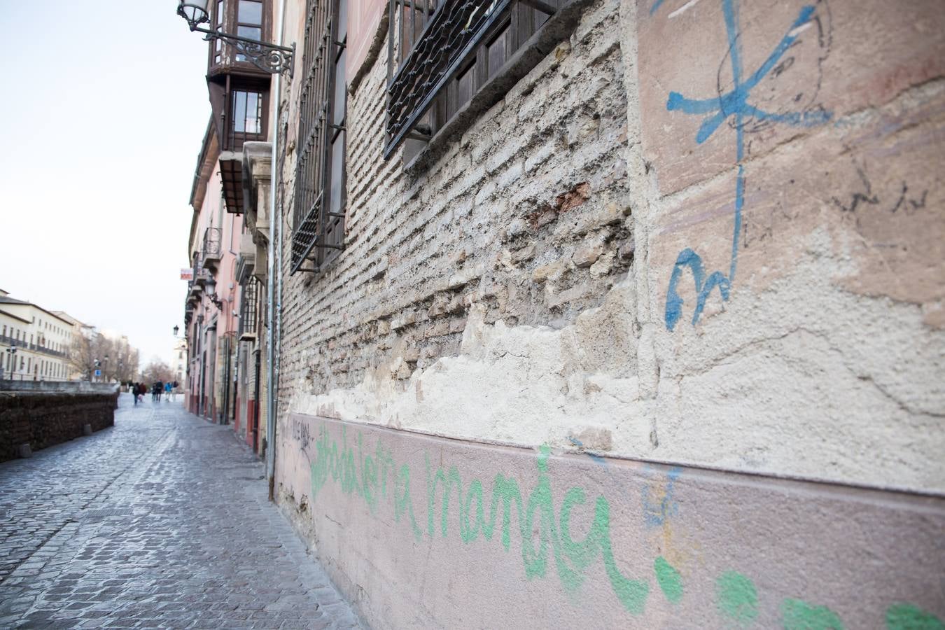 La imagen habla por sí sola. La fachada del antiguo Convento Franciscano de los Ángeles se halla en un estado de deterioro muy avanzado