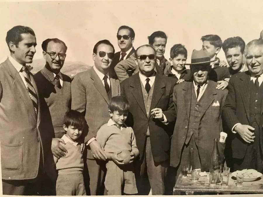 Carlos con sus hijos Carlos, Fernando y Manolo y nietos. Los niños de arriba son los hermanos de Antonio Enrique (hijos de Manolo). En primera fila, Fernando Carlos (hijo de Fernando) y su hermano. Cedida por Fernando Carlos Rodríguez 