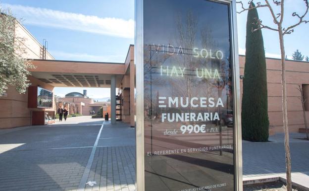 Emucesa es la empresa que gestiona el cementerio de Granada.