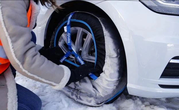 ¿Cómo poner las cadenas metálicas y textiles en tu coche tras la nieve que ha caído en la provincia?