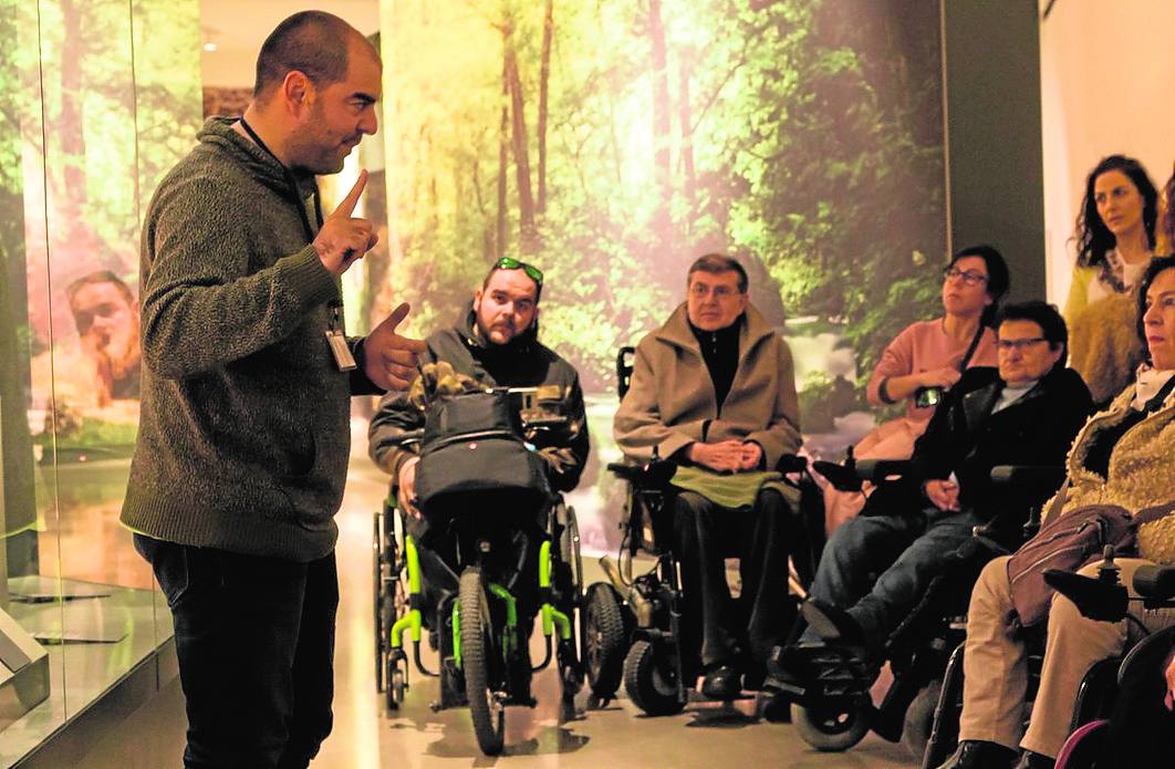 La Asociación de lesionados medulares y grandes discapacitados de Jaén (Aspaym) visitó hace unos días el Museo Íbero, y valoraron positivamente la accesibilidad al mismo