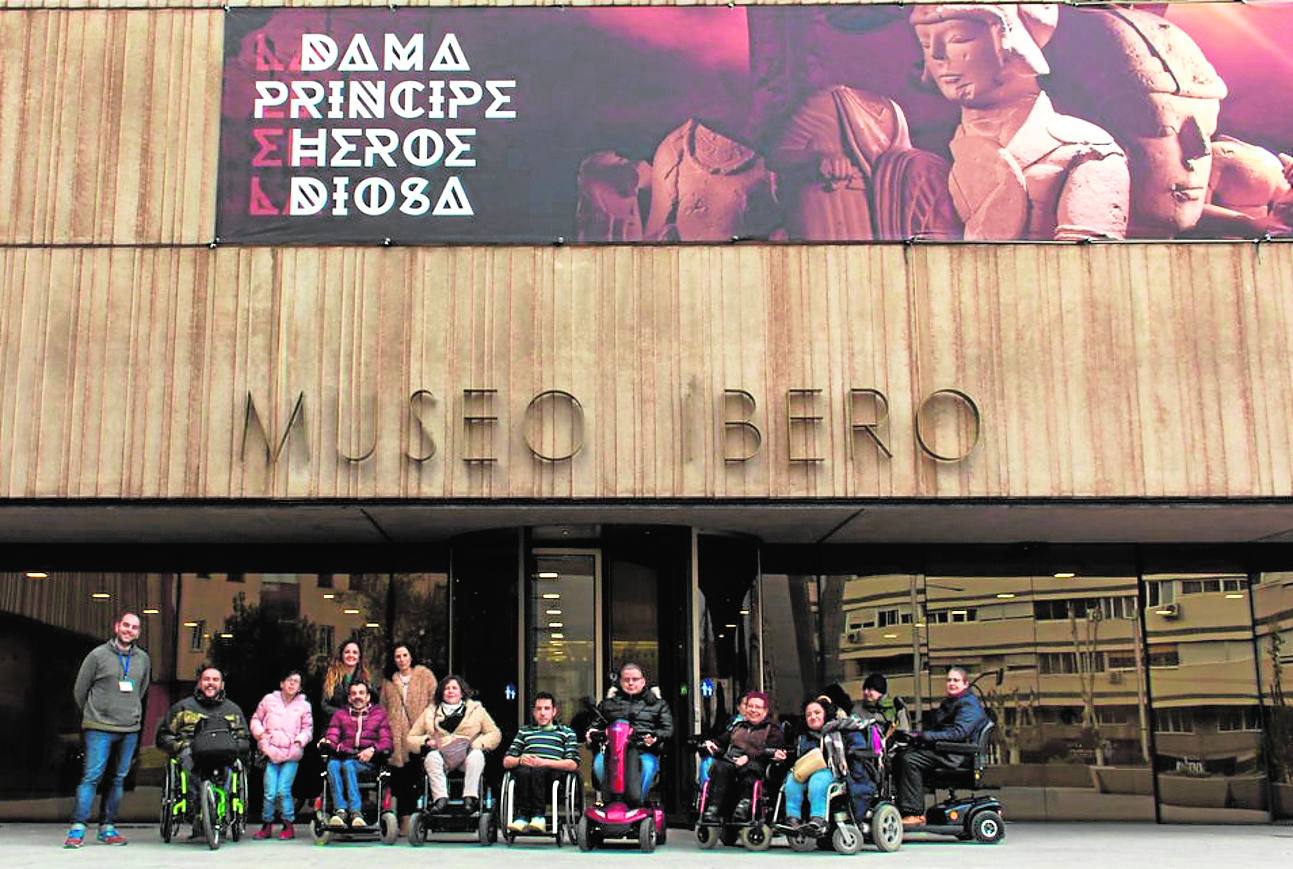 La Asociación de lesionados medulares y grandes discapacitados de Jaén (Aspaym) visitó hace unos días el Museo Íbero, y valoraron positivamente la accesibilidad al mismo