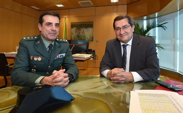 El presidente de la Diputación recibe al nuevo coronel jefe de la Guardia Civil en Granada, Francisco García