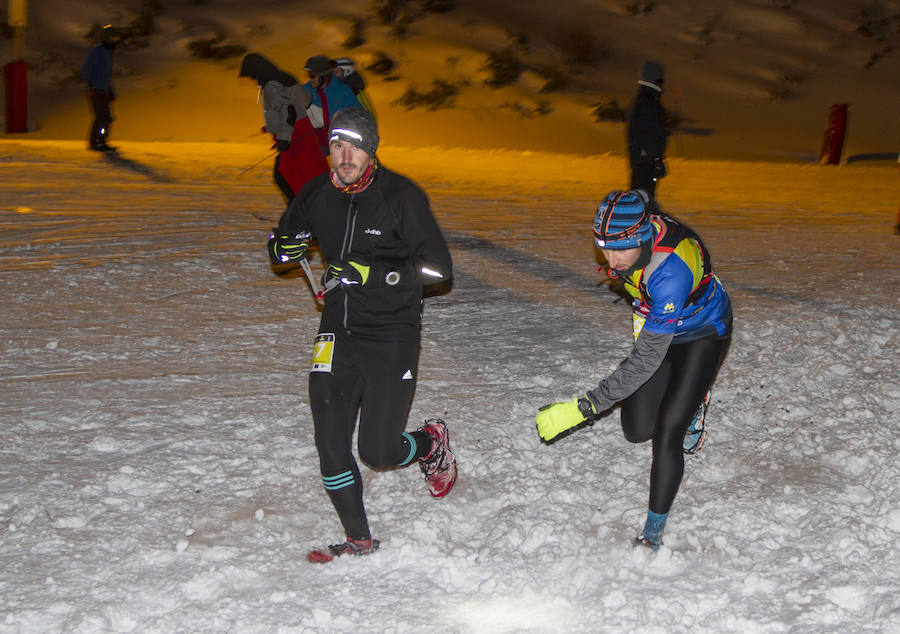 Ochocientos participantes han participado en el Campeonato de España de Snow Running. La prueba, que ha comenzado a las seis y media de la tarde en Pradollano, ha constado de doce kilómetros y medio y ha tenido un desnivel acumulado de más de novecientos metros. El evento se ha disputado simultáneamente con la actividad de esquí nocturno de los sábados en la pista de El Río. Un año más, el número de participantes ha vuelto a incrementarse y muy especialmente el apartado femenino, que ha contado con 128 corredoras