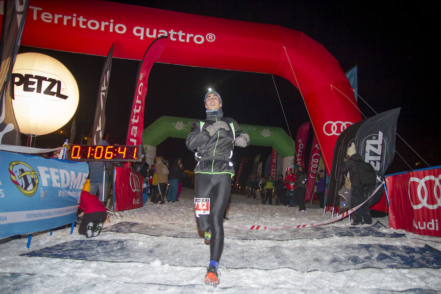 Ochocientos participantes han participado en el Campeonato de España de Snow Running. La prueba, que ha comenzado a las seis y media de la tarde en Pradollano, ha constado de doce kilómetros y medio y ha tenido un desnivel acumulado de más de novecientos metros. El evento se ha disputado simultáneamente con la actividad de esquí nocturno de los sábados en la pista de El Río. Un año más, el número de participantes ha vuelto a incrementarse y muy especialmente el apartado femenino, que ha contado con 128 corredoras