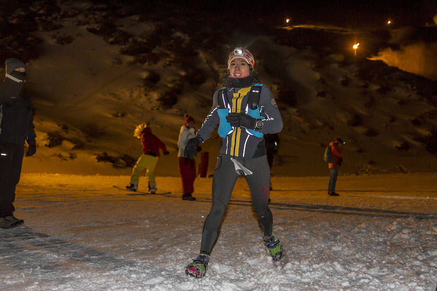 Ochocientos participantes han participado en el Campeonato de España de Snow Running. La prueba, que ha comenzado a las seis y media de la tarde en Pradollano, ha constado de doce kilómetros y medio y ha tenido un desnivel acumulado de más de novecientos metros. El evento se ha disputado simultáneamente con la actividad de esquí nocturno de los sábados en la pista de El Río. Un año más, el número de participantes ha vuelto a incrementarse y muy especialmente el apartado femenino, que ha contado con 128 corredoras