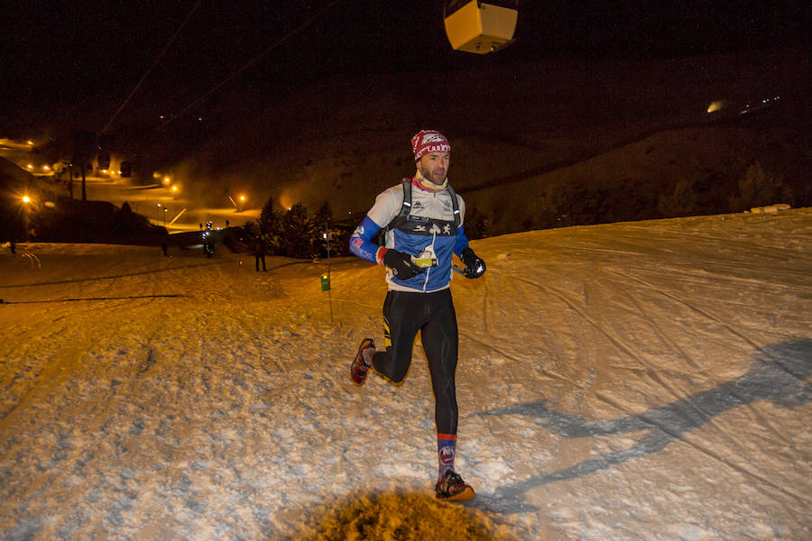 Ochocientos participantes han participado en el Campeonato de España de Snow Running. La prueba, que ha comenzado a las seis y media de la tarde en Pradollano, ha constado de doce kilómetros y medio y ha tenido un desnivel acumulado de más de novecientos metros. El evento se ha disputado simultáneamente con la actividad de esquí nocturno de los sábados en la pista de El Río. Un año más, el número de participantes ha vuelto a incrementarse y muy especialmente el apartado femenino, que ha contado con 128 corredoras