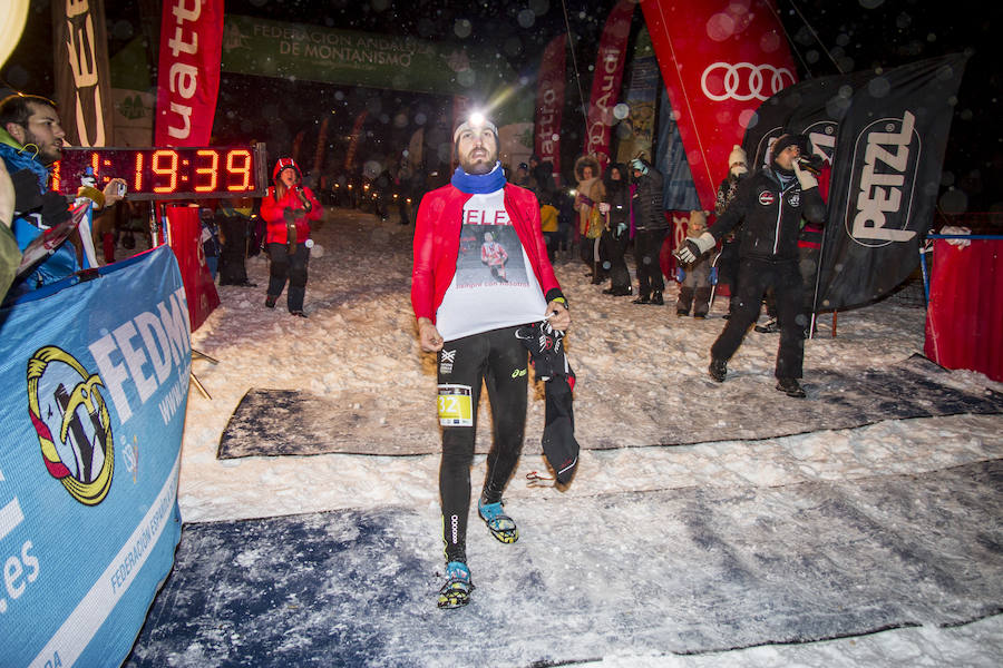 Ochocientos participantes han participado en el Campeonato de España de Snow Running. La prueba, que ha comenzado a las seis y media de la tarde en Pradollano, ha constado de doce kilómetros y medio y ha tenido un desnivel acumulado de más de novecientos metros. El evento se ha disputado simultáneamente con la actividad de esquí nocturno de los sábados en la pista de El Río. Un año más, el número de participantes ha vuelto a incrementarse y muy especialmente el apartado femenino, que ha contado con 128 corredoras